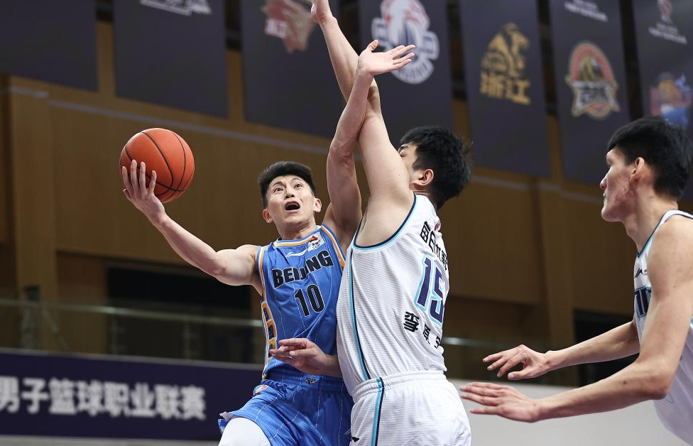 CBA赛果：北京78-73青岛获三连胜，范子铭21+11