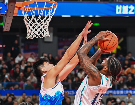 NBA休斯顿火箭vs丹佛掘金，小约基奇哈登，谁能占据主导地位？